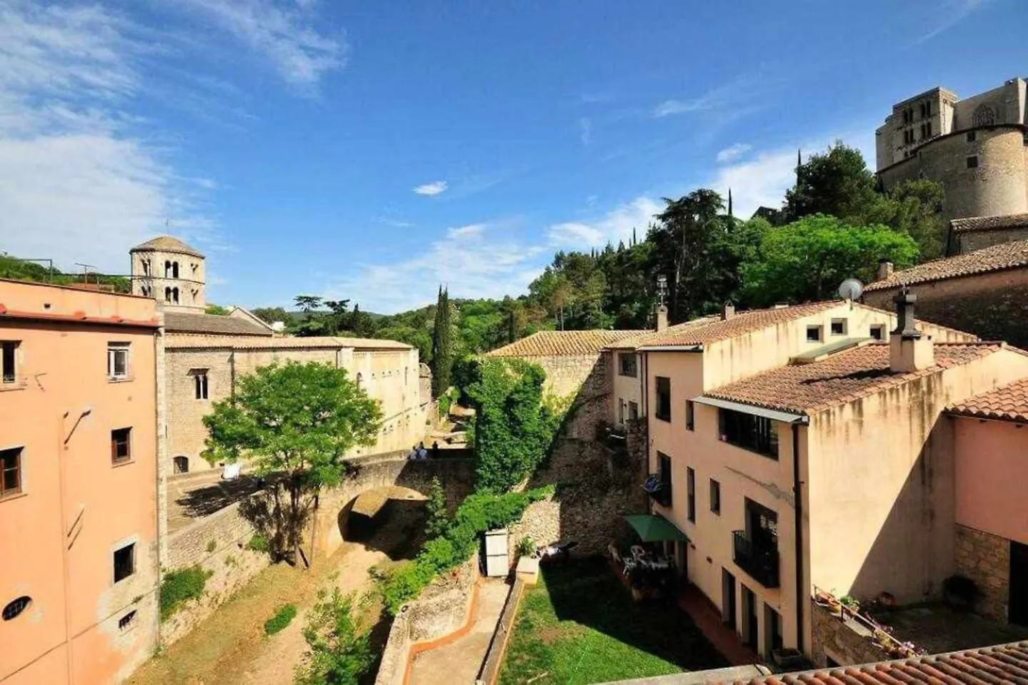 Stunning Apartment W Amazing Views In Girona contacts
